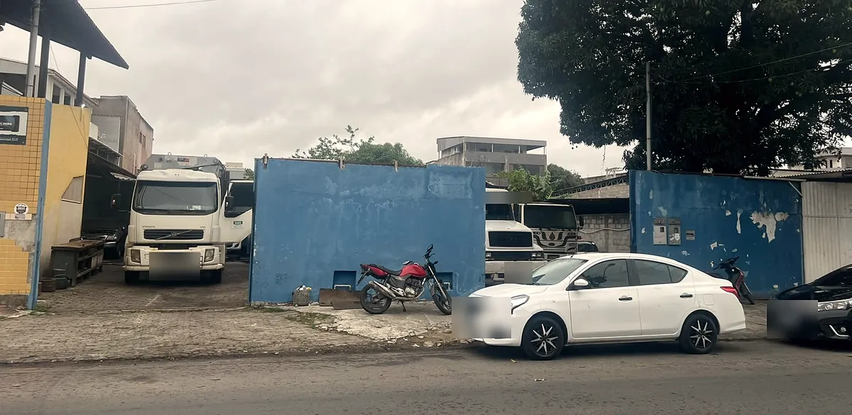 Fachada e pátio da Dois Amigos na Rua José Ramos de Oliveira
